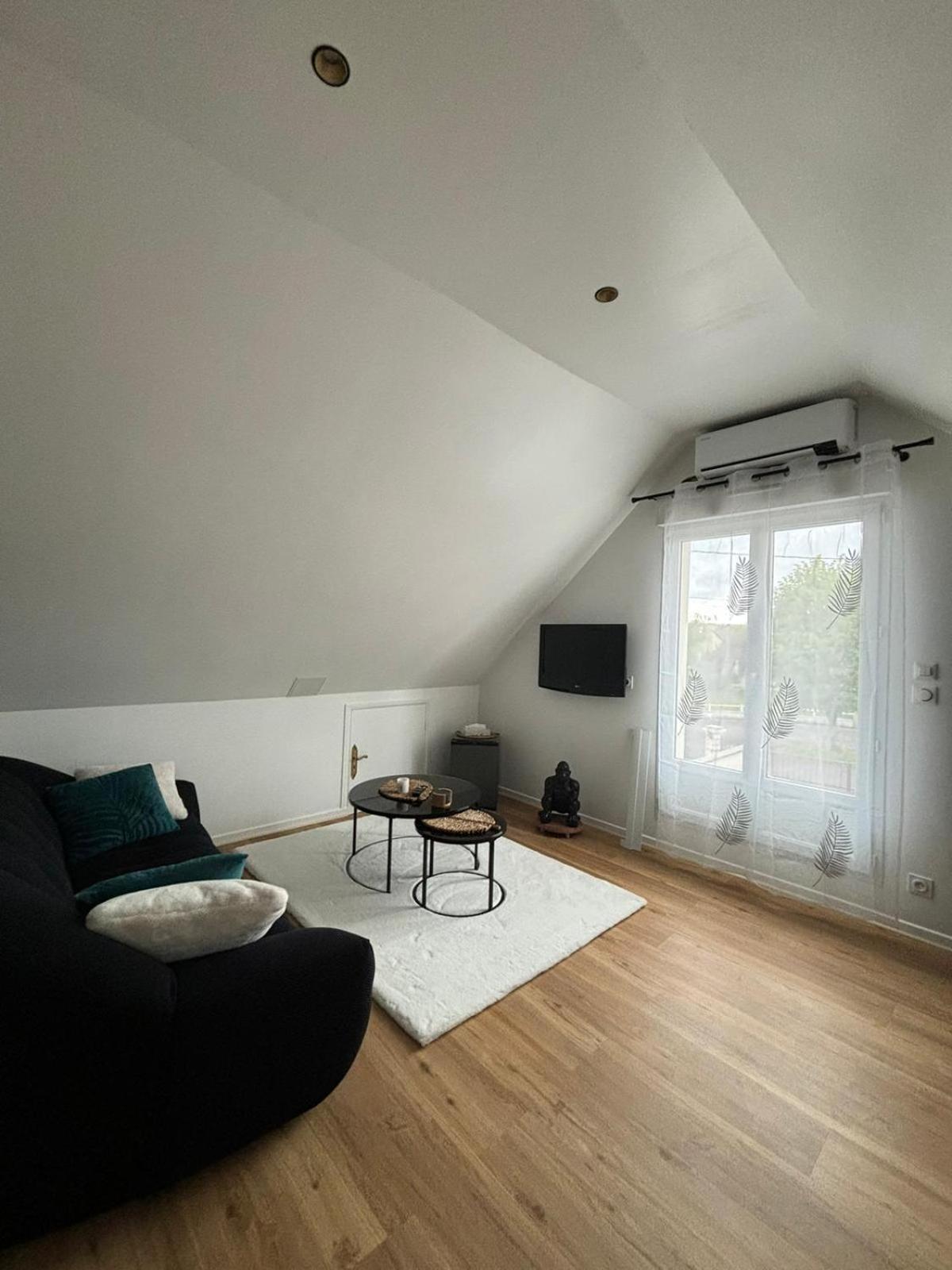 Le 911 Hotel Nazelles-Negron ภายนอก รูปภาพ