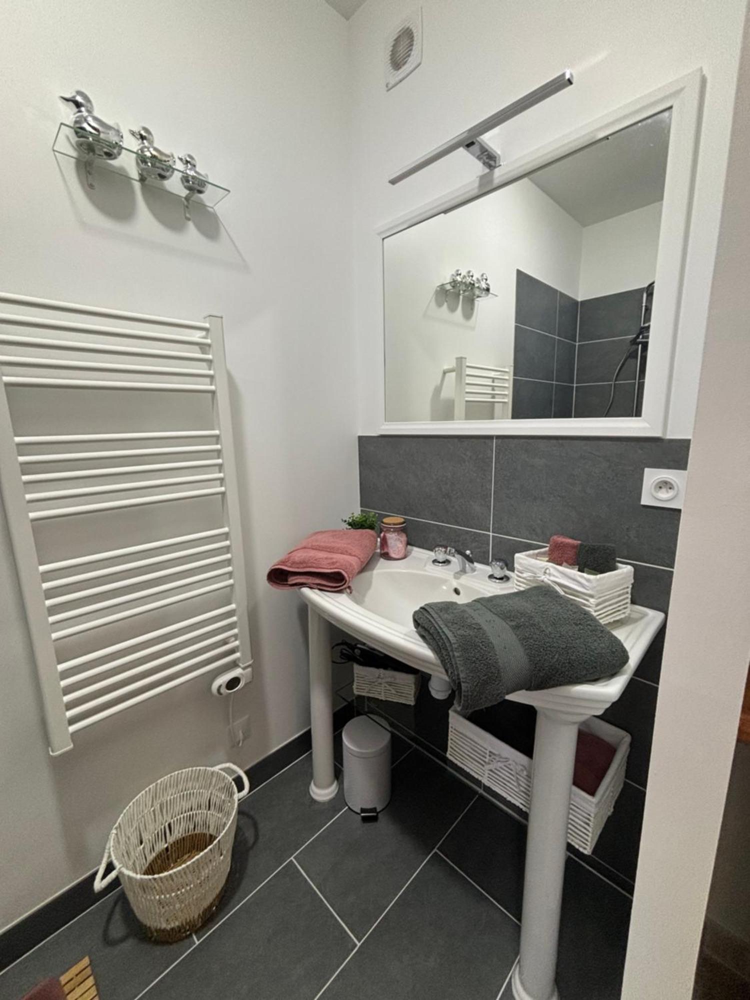 Le 911 Hotel Nazelles-Negron ภายนอก รูปภาพ