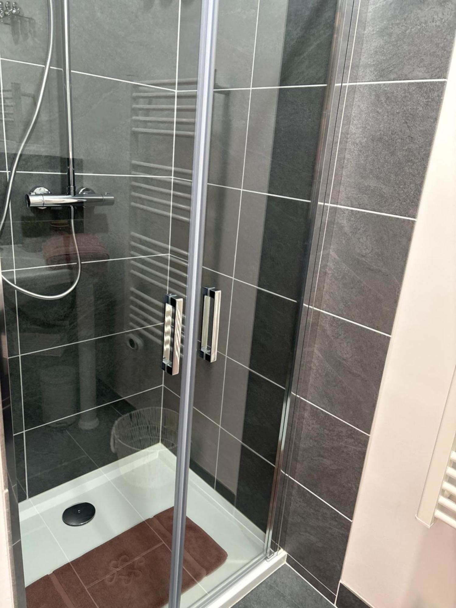 Le 911 Hotel Nazelles-Negron ภายนอก รูปภาพ